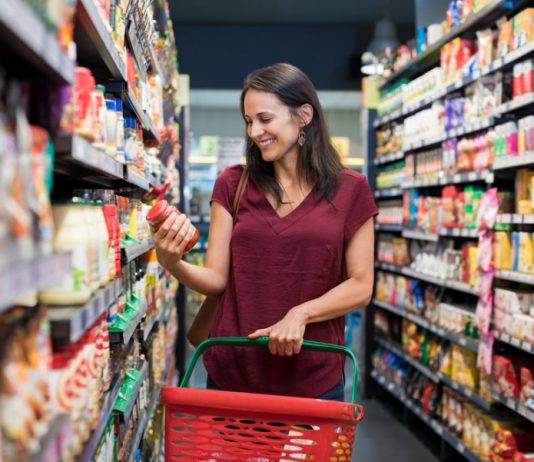 Come imparare a stare bene da soli donna-matura-al-supermercato